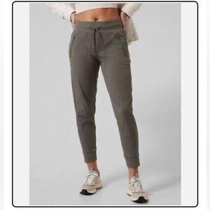 ATHLETA Trekkie jogger pants. Olive green SIZE 6
